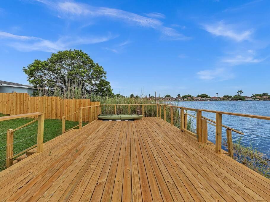 Supervilla - Lakefront - Sunsets, Kayaks, Grill Fort Lauderdale Zewnętrze zdjęcie